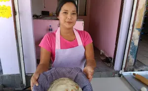 Con sus tortillas Doña Rosa, Yecica mantiene vivo el legado de su madre en Culiacán