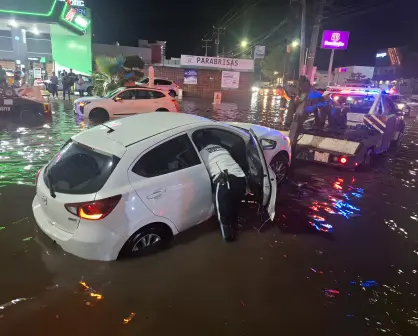 Policías y agentes de Tránsito, héroes en medio de la lluvia en Culiacán