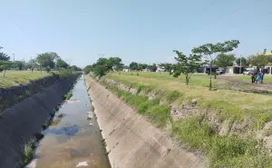Ante temporada de lluvias limpian arroyo de la 7 Gotas y el canal que cruza sobre el bulevar Agricultores en Culiacán