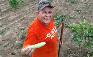 Con la creación de su huerto urbano, Rosendo convirtió un basurero en un vergel en Culiacán