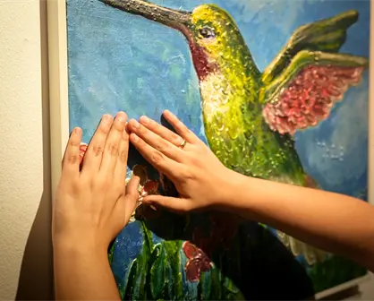 "Nuestro arte en tus manos" una exposición que celebra el Día Internacional de los Pintores con la Boca y con el Pie