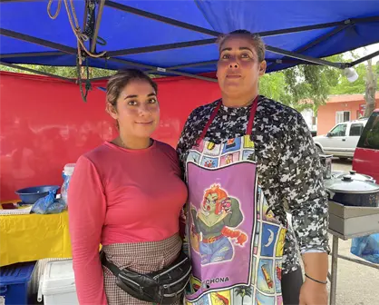 Mamá Belem, con su comida apapacha a los visitantes del Tianguis de la Flores Magón en Mazatlán