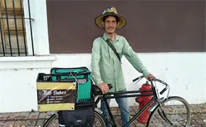 José Maday es el hombre que reparte baguettes y sueños en su bici por Culiacán