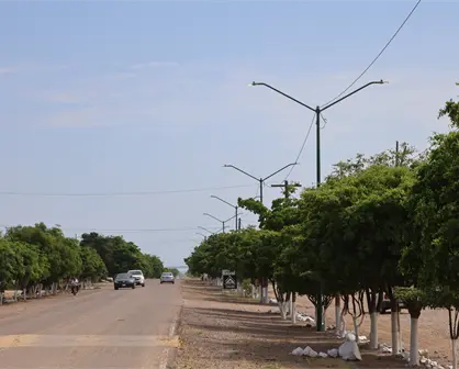 Vecinos de El Tigre en Navolato, celebran el regreso de la luz en su calle principal