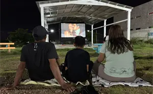 Cine al aire libre en parques de Culiacán invita a reflexionar sobre la vida y la muerte