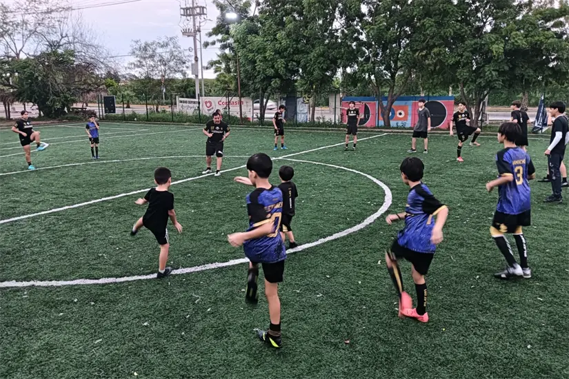 “Nos llena de orgullo ver a los niños mejorar, verlos sobresalir y ser llamados por otros equipos. Esa es la verdadera recompensa”, dice José Guadalupe, con la serenidad de quien entiende que sembrar es más importante que cosechar rápido.