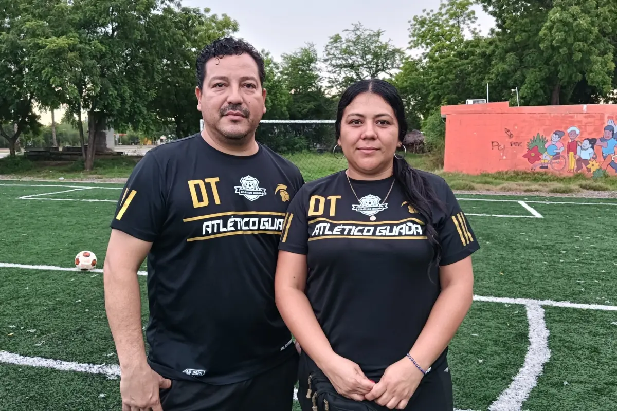 Guadalupe Salcido y Saira Gutiérrez comparten mucho más que el amor por el futbol: juntos dirigen la escuelita Atlético Guada en el fraccionamiento Los Ángeles, donde forman con pasión y disciplina a niños y jóvenes en el Parque Topanga. | Imágenes de Francisco Castro