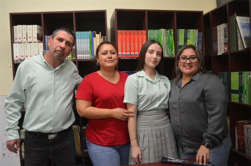 Andrea Guadalupe Montenegro Beltrán, junto a la directora y docentes que la acompañaron en su preparación rumbo al certamen estatal de oratoria. Foto: Juan Madrigal
