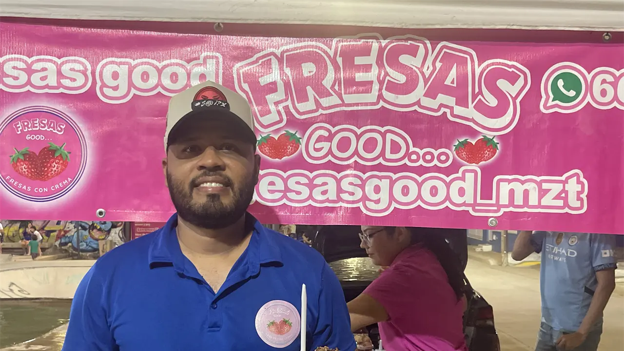 Con una deliciosa receta secreta, Guillermo ofrece sus Fresas Good, frente al skate park de la colonia Flores Magón