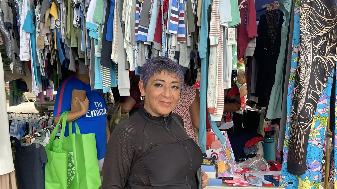 Desde hace 16 años Blanza Lazcano es líder de los tianguistas de la Flores Magón