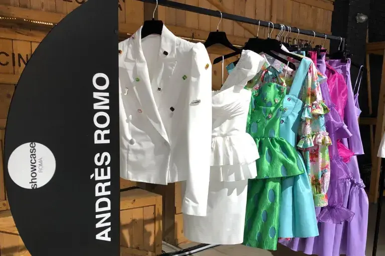 Su ropa combina técnica italiana con diseños mexicanos. Foto: Cortesía