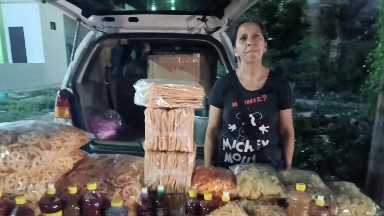 Con muy buen ánimo Tere realiza frituras que vende en el Sur de Culiacán.