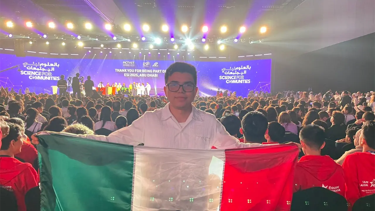Raúl Alonso Salazar representó a México en la Expo Ciencias Internacional 2025 en Abu Dabi