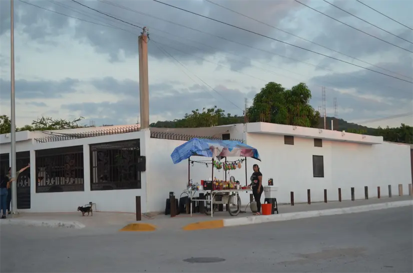 Su carreta, instalada en la esquina de la avenida Sauces con calle Colibrí, se ha convertido en punto de encuentro y sabor. Foto: Juan Madrigal