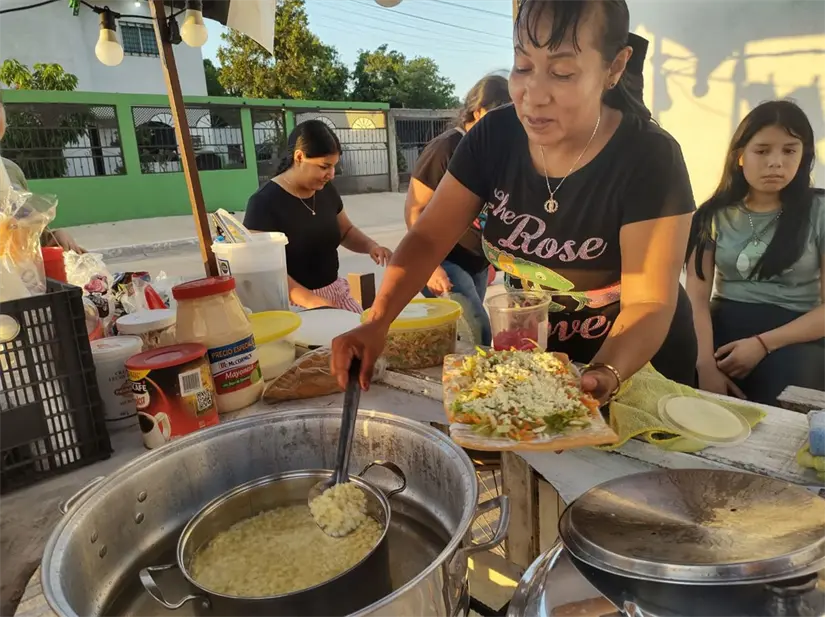 Rosa Elena prepara cada producto con dedicación, priorizando siempre la calidad y el buen servicio. Foto: Juan Madrigal