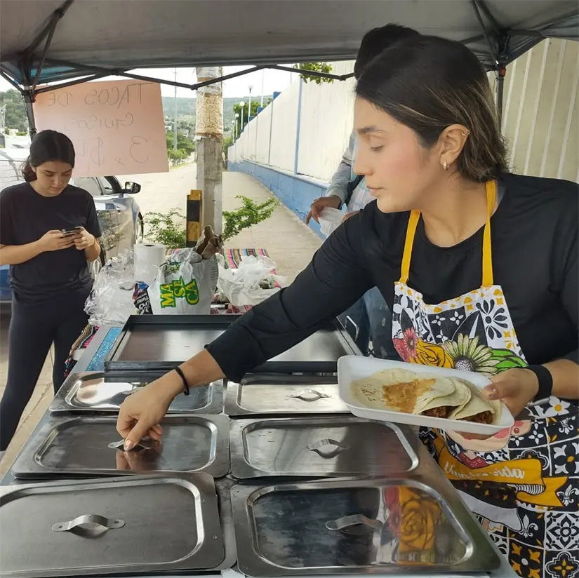 Sabor, esfuerzo y solidaridad: Luis Ángel y Alejandra conquista paladares y corazones con deliciosos Tacos de Guiso Mery. Foto: Juan Madrigal