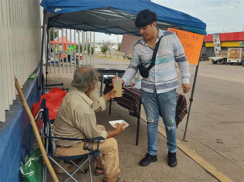 Desde su pequeño puesto frente a la Escuela de Veterinaria de la UAS, Luis Ángel y Alejandra comparten algo más que tacos: comparten esperanza y solidaridad. Foto: Juan Madrigal