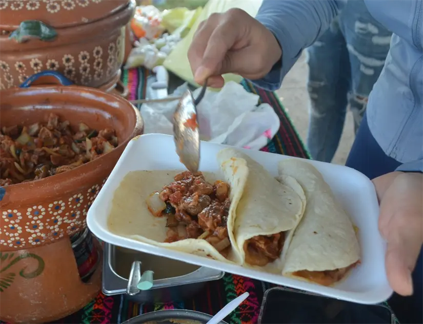 ¡No te pierdas esta oferta! Tacos de Guiso Mery ofrece 3 tacos por solo 50 pesos. Una deliciosa manera de empezar tu día con sabor y alegría. Foto: Juan Madrigal