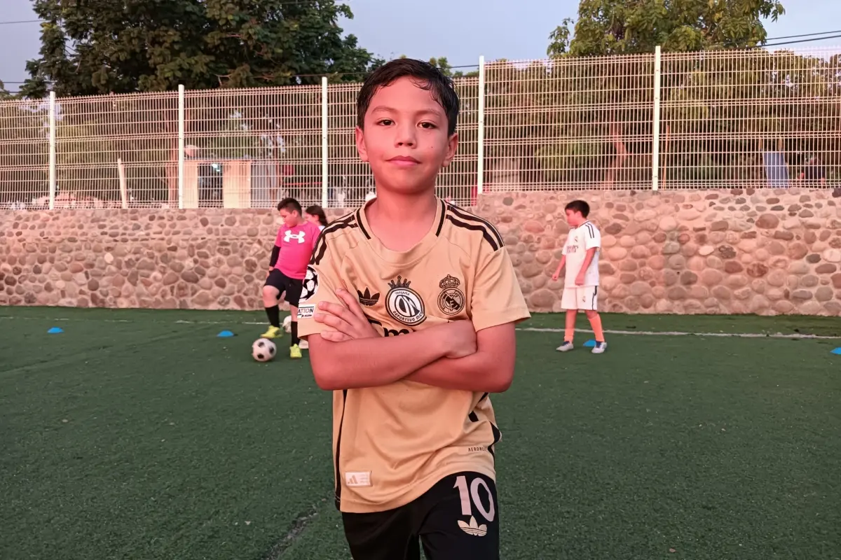 La sonrisa de Manuelito, de ocho años, ilumina la cancha. Desde la Unidad Deportiva Nakayama, su determinación en el fútbol demuestra que la edad no limita un gran espíritu. | Imágenes de Francisco Castro