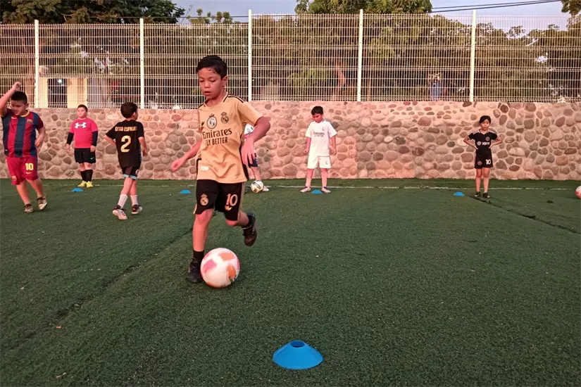 El camino para Manuel Castillo apenas comienza, pero cada paso, cada carrera por la banda y cada balón disputado, lo acercan un poco más a su sueño de convertirse en un futbolista profesional.