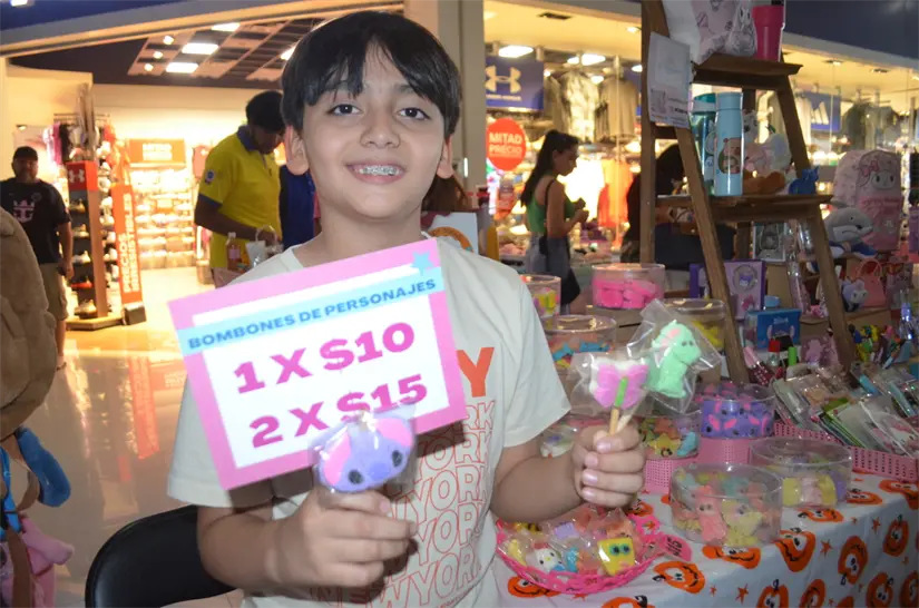 Nicolás ofrece la atractiva promoción: un bombón por 10 pesos o dos por 15 pesos, una dulce oportunidad para disfrutar y apoyar su inspiradora iniciativa. Foto: Juan Madrigal