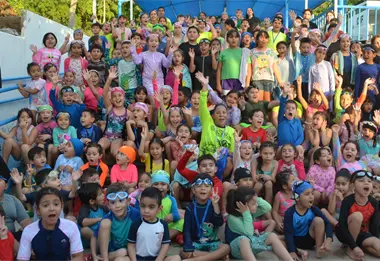 Niños y niñas celebran con entusiasmo el cierre de la temporada 2025 en la Escuela de Natación del Parque Culiacán 87