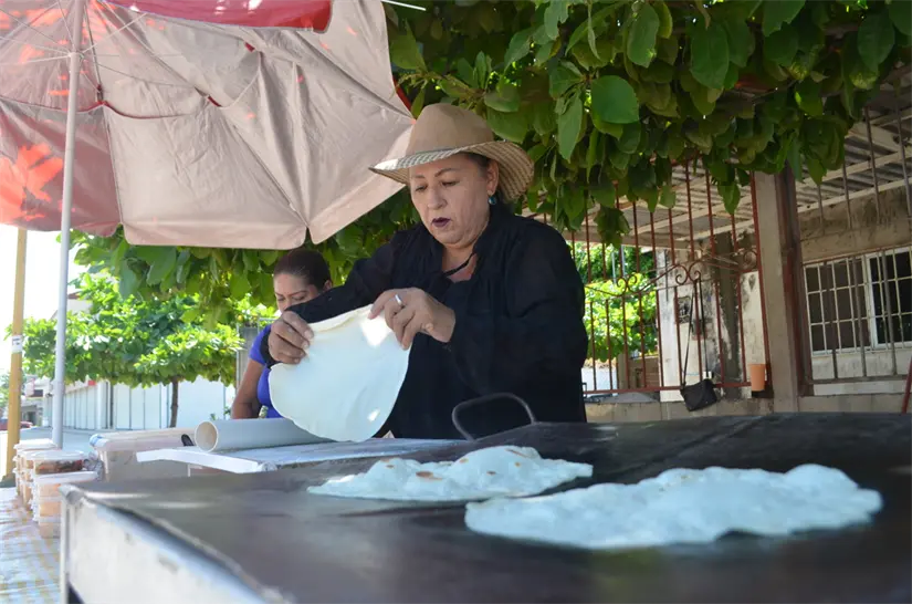 “Cuquis” Beltrán, mujer que amasa sueños y conquista paladares con sus tortillas y guisos 100 caseros en el bulevar Agricultores. Foto: Juan Madrigal