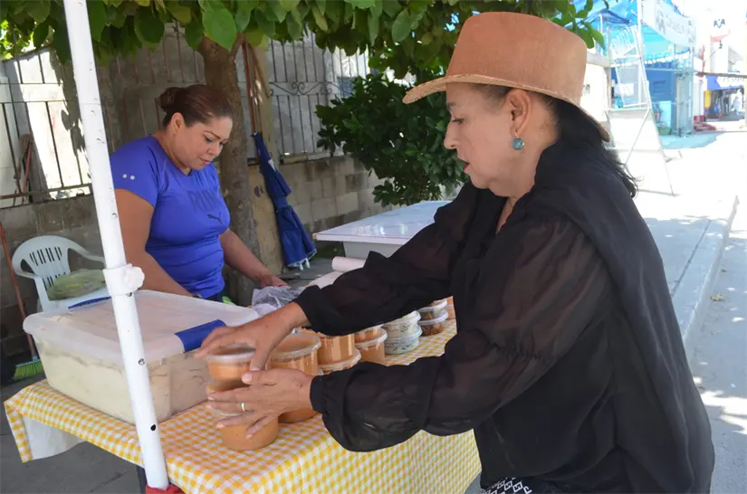 “Cuquis” Beltrán, mujer que transforma harina en sueños y delicias en el bulevar Agricultores a la altura de la colonia Revolución. Foto: Juan Madrigal