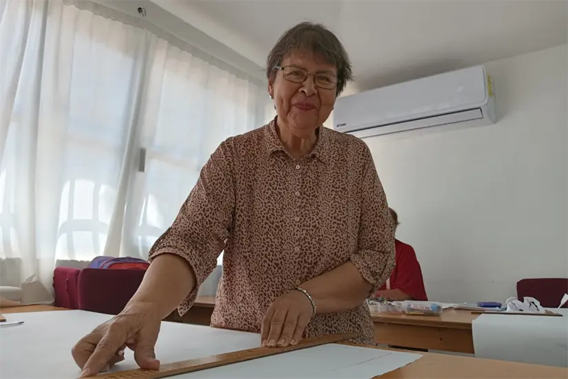 Desde temprana edad, Lupita mostró interés por el bordado y el tejido, habilidades que aprendió gracias a una amiga mientras trabajaban juntas en un empaque de tomates en su natal rancho Comanito.