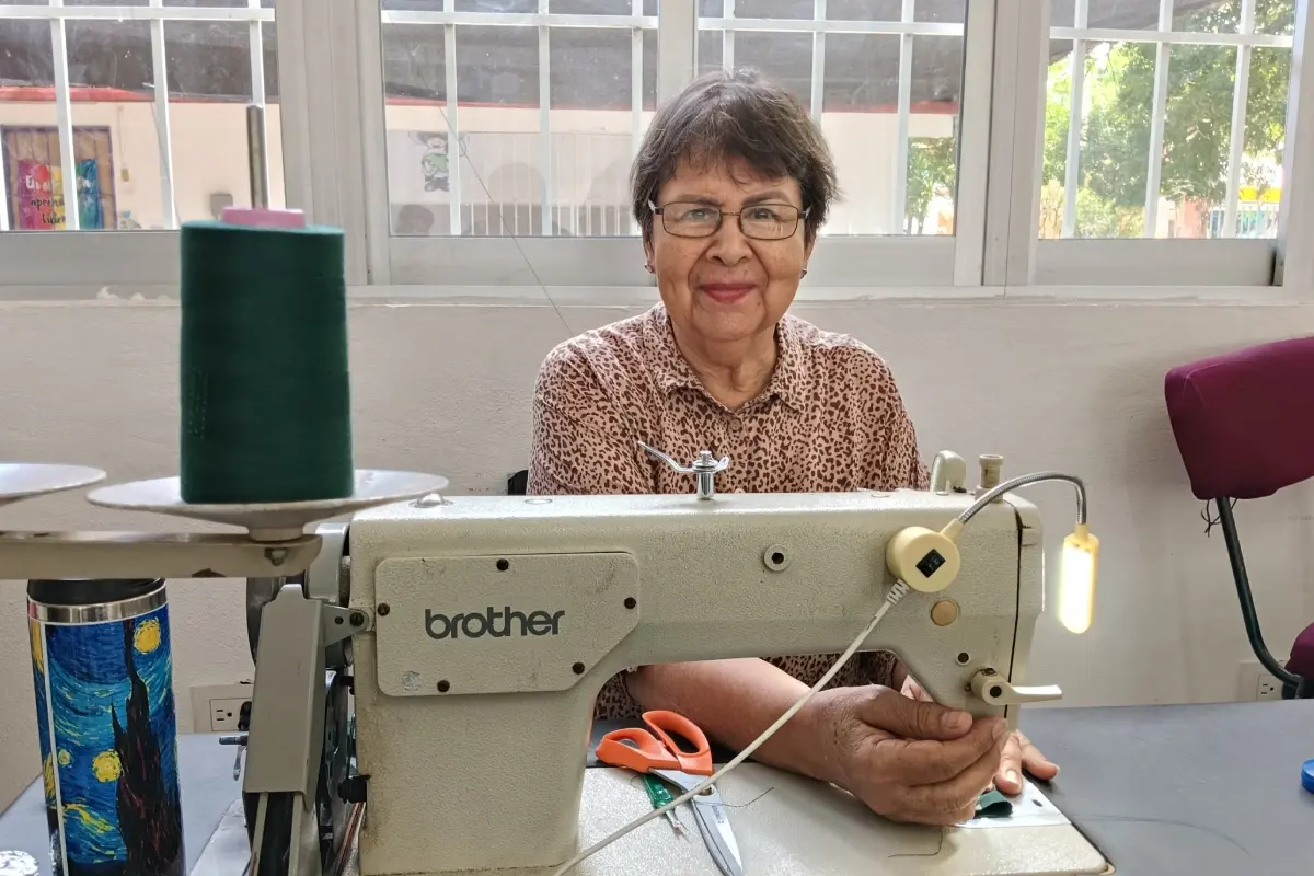 A Lupita Buelna Félix, sus días en DIF Palmito no solo le permiten aprender y mantenerse activa, sino también fortalecer vínculos con amigas. | Imágenes de Francisco Castro