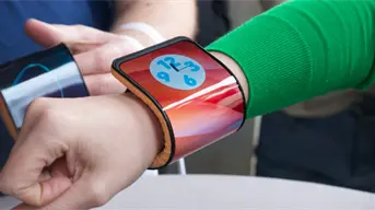 Motorola rompe esquemas: presenta teléfono que se dobla y se convierte en reloj inteligente