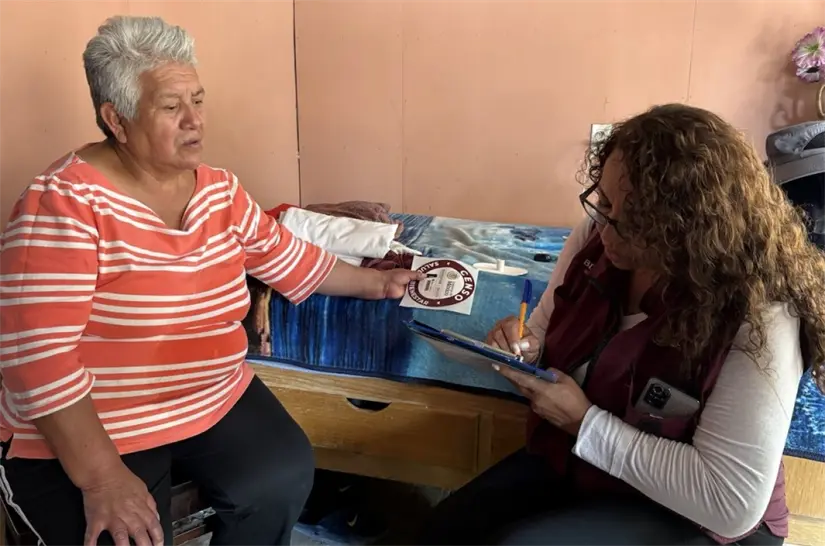 Los profesionales de la salud acuden a los domicilios para brindar atención médica a adultos mayores y personas con discapacidad. Foto: Cortesía