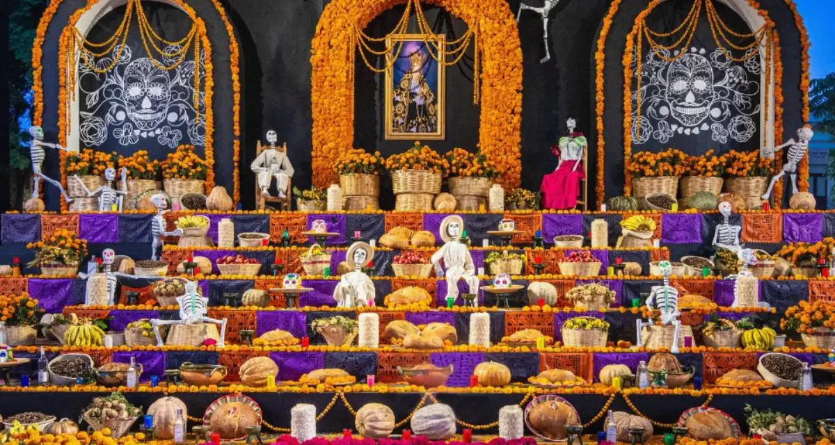 Descubre el significado de los siete niveles del altar del Xantolo. Foto: Cortesía.