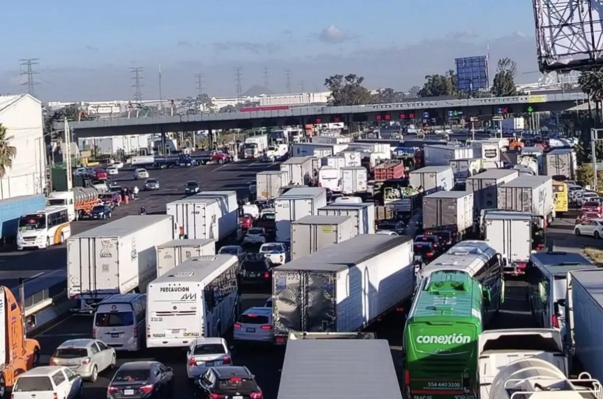 Se registran bloqueos en varios puntos de la México-Querétaro este 29 de octubre. Foto: X
