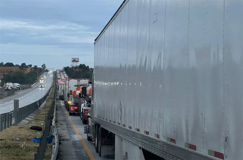 Largas filas de vehículos en la México-Querétaro este miércoles. Foto: X